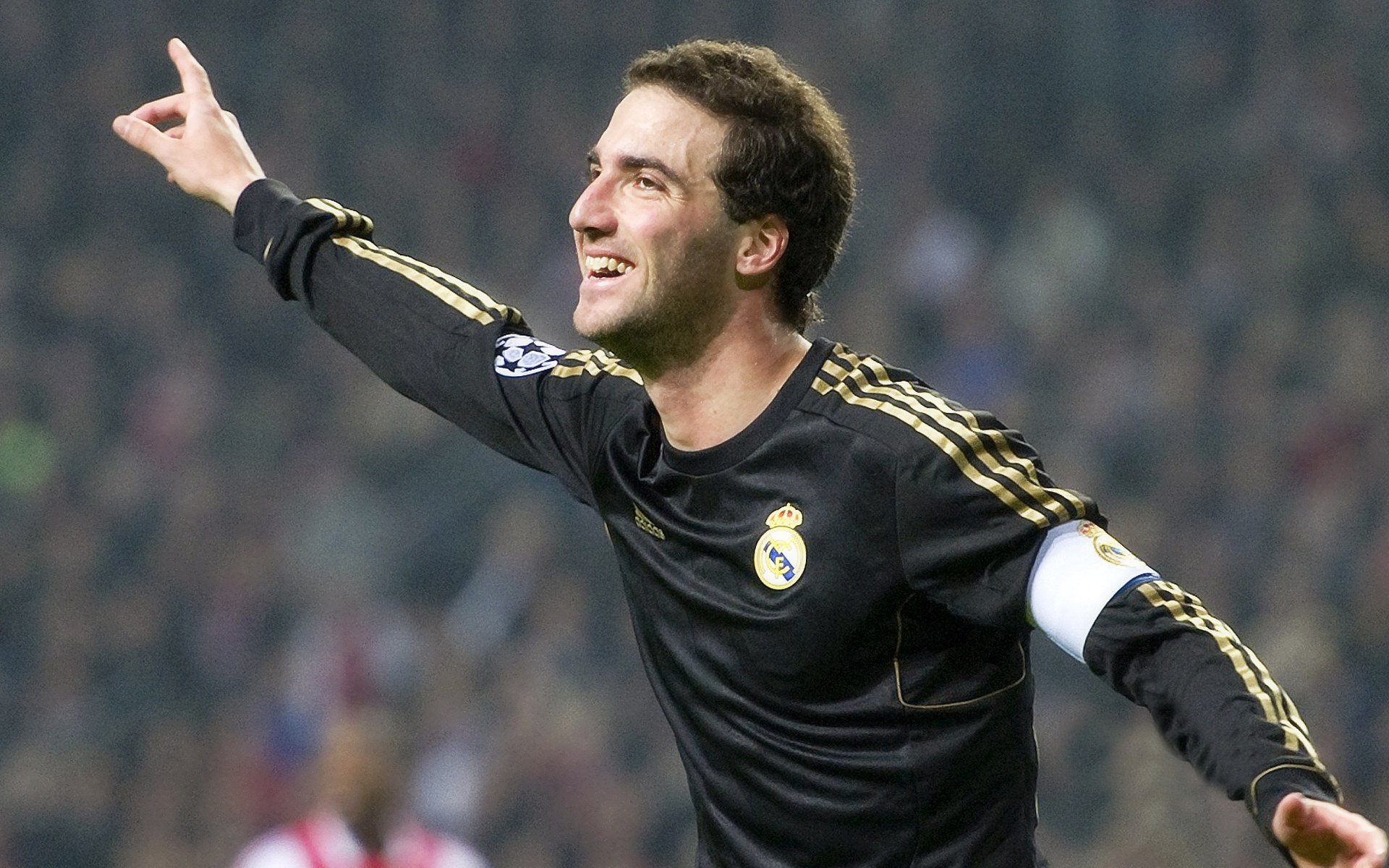 哈兰德迎来十五赛季出色发挥，老鹰观众热烈欢呼！赢得满堂喝彩