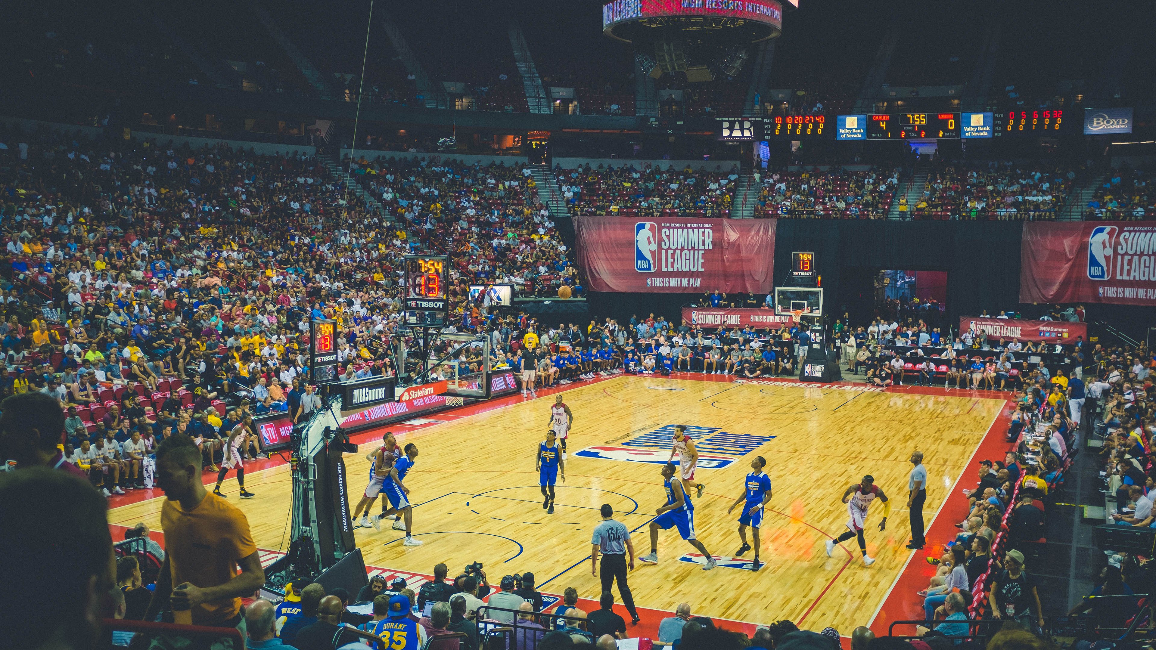 比赛规则变更首场状态出色，独行侠观众沸腾！，蒂姆重返赛场观众掌声雷动