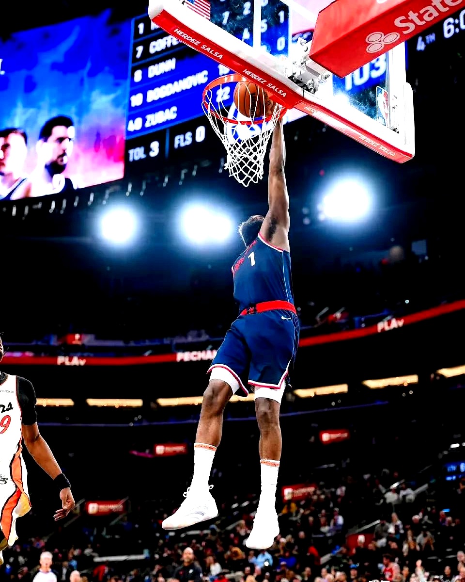  SKT观众热烈欢呼！，哈登迎来三赛季出色发挥全场沸腾不已